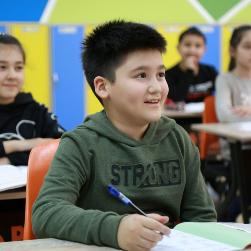 EdTech Hub country scans explore factors that enable and hinder the use of technology in education. This includes policies, government leadership, private-sector partnerships, and digital infrastructure for education.
There is no official EdTech strategy for the Ministry of Education. However, there is a technology component within the Jordan’s Education Strategy Plan 2018–2022 (ESP), and the Activating EdTech (AET) project that aims to ensure access to quality early childhood learning and development experiences, that all children complete equitable and quality primary and secondary education, leading to relevant and effective learning outcomes, and substantially increase the number of youth and adults who have relevant technical and vocational skills for employment, decent jobs and entrepreneurship, among others. This document reviews some of the initiatives led by the Jordan’s government to achieve these goals.