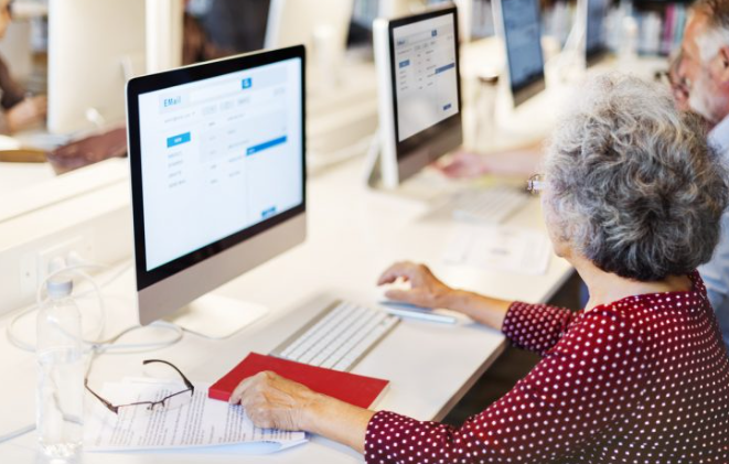 Integrating new technologies in career development programs increases participants’ confidence and workforce relevant skills.  This case study presents experience from  The NorQuest College Career Moves Program on training provided to adult  participants in a self-paced, virtual learning environment. At the end, it includes good practices for such trainings involving adult participants.