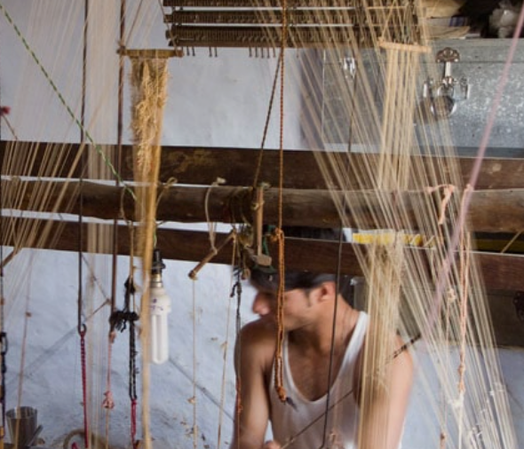 An idea expands from a single community to a web of engineers, connecting thousands to opportunities.
Chanderi, a rural town in Madhya Pradesh, was one unconnected area in India struggling to survive while the country modernized. But in the past ten years, a lot has changed for this small town. In 2010, the Internet Society and the Digital Empowerment Foundation (DEF) joined forces to implement the Wireless for Communities (W4C) initiative and to establish its first Community network in Chanderi in terms of connectivity, digital literacy and the use of ICT.