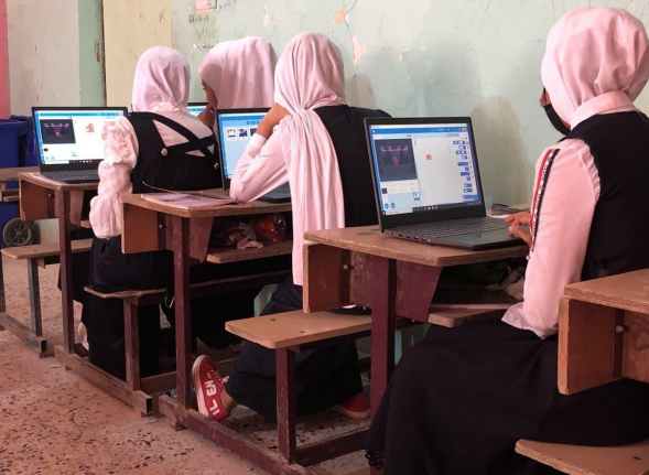 In Iraq, despite school enrolment is higher today both at primary and secondary levels than one decade ago, significant differences remain in the education opportunities for female and male students. School is mandatory up to the age of twelve and the literacy rate for female and male youth is almost the same, with a 92.10 rate for females, and 94.90 rate for males. However, this data does not always account for stark regional differences within the country and for structural, social, and cultural barriers that prevent girls from fully and equally accessing and completing their education. To address this issue, Mercy Hands for Humanitarian Aid, in partnership with Mercy Hands Europe and with the support of the Canadian Fund for Local Initiatives has implemented the innovative “Boosting the technology skills of girls in Basra, Iraq, through IT/coding classes” project in Basra, Shatt Al Arab District, benefiting both schoolgirls and teachers.