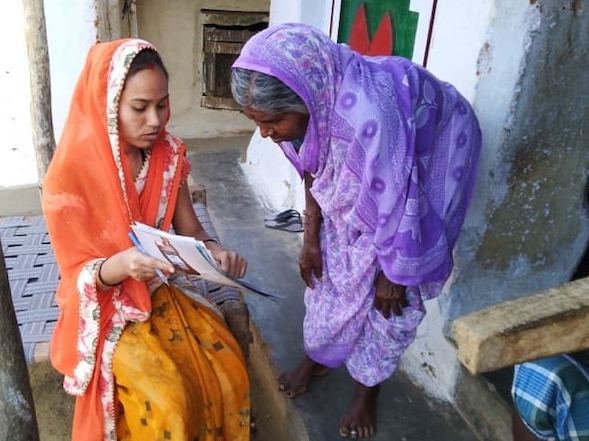 Grameen Foundation believes that women are key to ending poverty. In order to advance women’s economic empowerment, we have established a unique, digitally driven social enterprise model that extends digital finance among hitherto unreached poor rural communities in India, especially women. The model is unique because it harnesses the untapped potential of local rural women who are rarely hired as traditional field agents.
In the Indian state of Maharashtra, Grameen Foundation India has identified local rural women who are inclined towards making a meaningful contribution to society and learning new skills. Once they have acquired their own smart phone and a 4G SIM card, we provide them with a biometric authentication device and train them on digital financial literacy, enabling them to act as agents for both public and private sector financial service providers (FSPs).