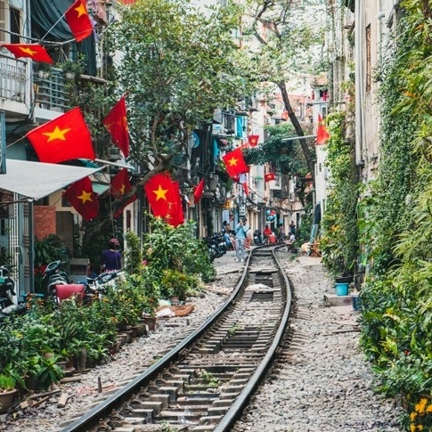 In 2019, the Government of Viet Nam began a collaboration with the Global Plastic Action Partnership (GPAP), a multistakeholder platform hosted by the World Economic Forum (WEF). Together, on 23 December 2020, they launched the Viet Nam National Plastic Action Partnership (NPAP) to take urgent and unprecedented action on plastic leakage. NPAP Viet Nam was created with the participation of Deputy Prime Minister Trinh Dinh Dung, WEF President Borge Brende, Ministry of Natural Resources and Environment (MONRE) Minister Tran Hong Ha and other key national leaders. The NPAP complements and supports many initiatives already underway in Viet Nam to reduce plastic leakage, led by national and local governments, businesses, academia and nongovernmental organizations. The aim of NPAP Viet Nam is to coordinate and catalyse action by policymakers, industry executives, investors and civil society leaders. The partnership also supports the government’s targets to reduce plastic litter in oceans by 50% by 2025 and by 75% by 2030, as outlined in the National Program for Strengthening Plastic Waste Management and the National Action Plan for Management of Marine Plastic Litter by 2030, as well as contributing to the nation’s progress towards the Sustainable Development Goals.
