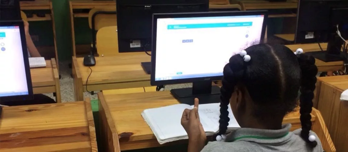 Adaptive technology – which adjusts to the level of the user – is a powerful weapon for public education systems to combat learning poverty and one of the best available to teachers.  However, little is known about the experience of the educational community in implementing these technologies in public schools.
In 2019, the Ministry of Education in the Dominican Republic (MINERD) with support from the World Bank, launched the Prográmate (In English, Program Yourself) project that uses adaptive technology to improve math learning for students in the third year of secondary school. This technological platform adapts to the level of each student helping them to improve their learning skills. Find out a little bit more about how was implemented in this case study.