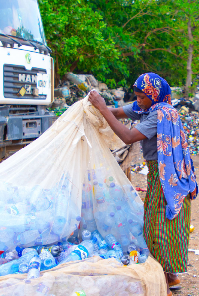 This social context assessment was commissioned by the Global Plastic Action Partnership (GPAP) and conducted by the Women Environmental Programme (WEP) in collaboration with the Federal Ministry of Environment, Nigeria and the National Plastic Action Partnership (NPAP).The assessment seeks to provide evidence and identify potential solutions to address inequities and practical next steps for further exploring the appropriateness and feasibility of these solutions, which can feed into policies, planning and actions of the Nigeria NPAP and its work to ensure outcomes are gender-responsive and inclusive.