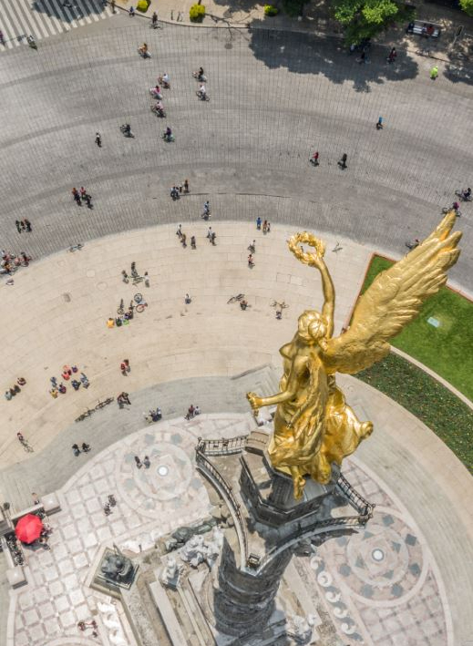 La Hoja de Ruta de Acción de Ciudad de México está alineada con la visión de la ciudad para la transición a una economía circular. Constituye el lanzamiento formal de la Plataforma de Acción por los Plásticos (PAP), una iniciativa de múltiples actores impulsada por la Secretaría de Medio Ambiente dela Ciudad de México (SEDEMA), en asociación con el Global Plastic Action Partnership (GPAP) del Foro Económico Mundial y la organización anfitriona local, World Wildlife Fund México(WWF México)&nbsp;Desde principios de 2022, la PAP ha reunido al Gobierno de la Ciudad de México, la sociedad civil, la academia y el sector privado para planificar acciones basadas en evidencia para combatir el desafío de la contaminación plástica. Esta Hoja de Ruta de Acción es el resultado emblemático del PAP y establece un plan ambicioso basado en un “escenario de cambio de sistema” (SCS, por sus siglas en inglés System Change Scenario) para reducir y sustituir el plástico generado actualmente, en un 53% (34,6% y 18,3% respectivamente) para 2040, y triplicarla circularidad pasando del 24% en2022 al 82% en 2040.