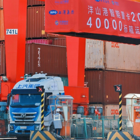Private sector stakeholders SAIC Motor, Shanghai International Port Group (SIPG), China Mobile and the Shanghai Intelligent Connected Vehicle Innovation Center (SICVIC) have partnered with the Shanghai government to develop and implement selfdriving intelligent heavy trucks (IHDTs) for the transportation of shipping containers from Yangshan Deepwater Port, which is the largest container port globally, to the Lingang logistics park over the Donghai Bridge. This project, which represents the world’s first 5G+L4 IHDT mass commercialized operation, aims to resolve bottlenecks at Yangshan Port, enhance port and traffic efficiency, environmental and safety outcomes. The case highlights the importance of developing a sustainable business model, pursuing technological and policy innovation, and maintaining close partnerships and ongoing communication.&nbsp;&nbsp;