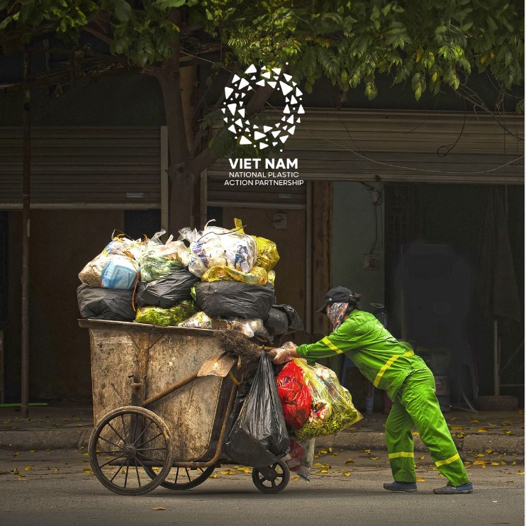 Nhờ có các thành tựu về tăng trưởng kinh tế, mức tiêu dùng của Việt Nam cũng gia tăng đáng kể, kéo theo các vấn đề về phát sinh chất thải, đặc biệt là chất thải nhựa. Theo ước tính, trong khoảng thời gian từ năm 2018 đến năm 2030, lượng rác thải nhựa sau tiêu dùng tại Việt Nam sẽ gia tăng khoảng 36%. Mặc dù đã có các cam kết mạnh mẽ từ chính phủ, doanh nghiệp, các tổ chức chính trị - xã hội, tình trạng rò rỉ chất thải nhựa ra môi trường nước vẫn tiếp diễn, ước tính tăng 106% trong giai đoạn 2018 - 2030, lên tới 373.000 tấn một năm. Trong khuôn khổ Chương trình Đối tác Hành động Quốc gia về Nhựa tại Việt Nam (NPAP), Báo cáo Đánh giá hiện trạng về giới trong chuỗi giá trị nhựa tại Việt Nam đã được thực hiện để làm rõ các khoảng trống và vấn đề về Bình đẳng giới và Hòa nhập xã hội (BĐG &amp; HNXH) trong chuỗi giá trị nhựa, góp phần xây dựng các giải pháp chính sách hòa nhập xã hội và đáp ứng giới, đảm bảo BĐG &amp; HNXH trong việc thiết kế và thực hiện các giải pháp giải quyết ô nhiễm rác thải nhựa ở Việt Nam.