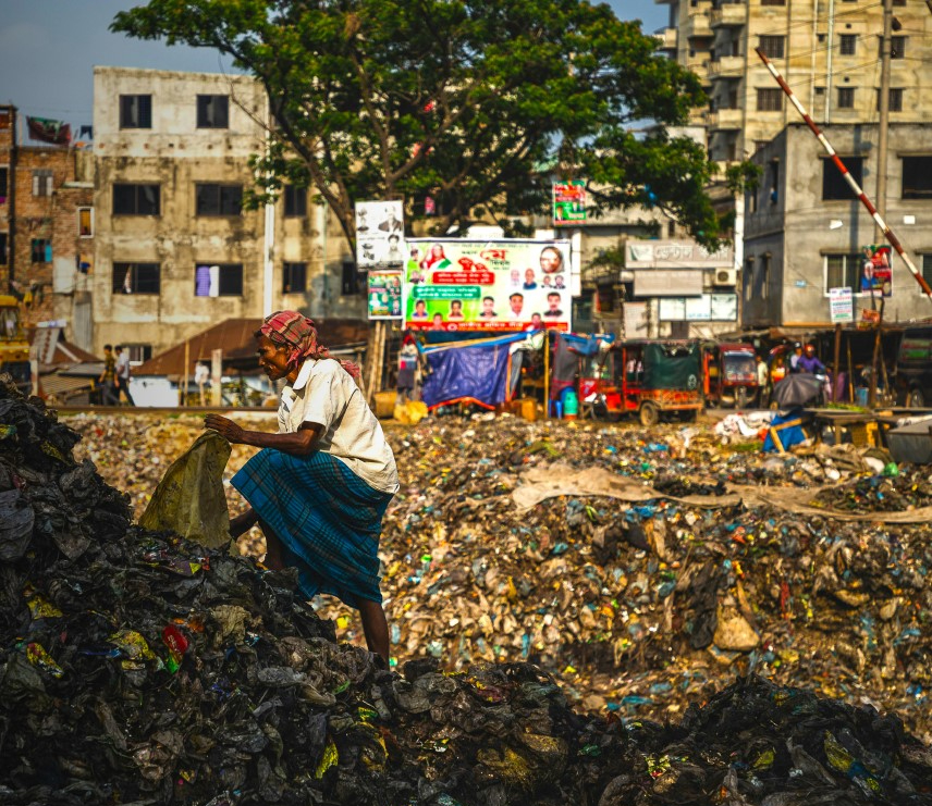 Capturing the human impact of the plastics pollution crisis globally is critical to driving effective and fair interventions to resolve the challenge. In Pakistan, a range of communities interact with the plastics value chain: waste workers, women, and children face the most direct impacts. This social context assessment aims to explore the human dimensions of the plastics challenge in Pakistan, noting that those already marginalized are often most acutely impacted. It also proposes solutions for change.